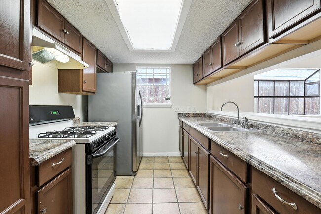 Building Photo - 8611 Valley Ledge Dr