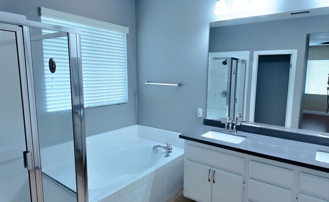 Building Photo - Beautiful 4-Bedrooms Home - Across from La...