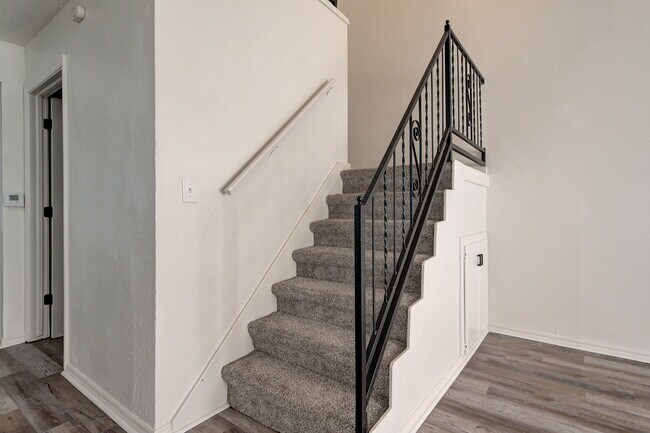 Building Photo - 727 Vicksburg Ave