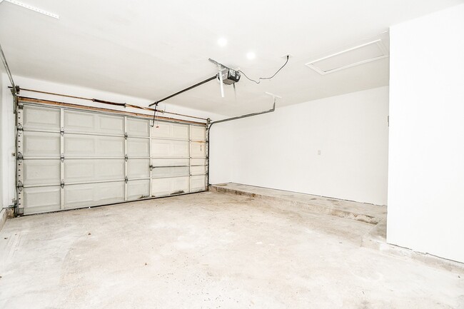 Building Photo - 14646 Dartwood Dr