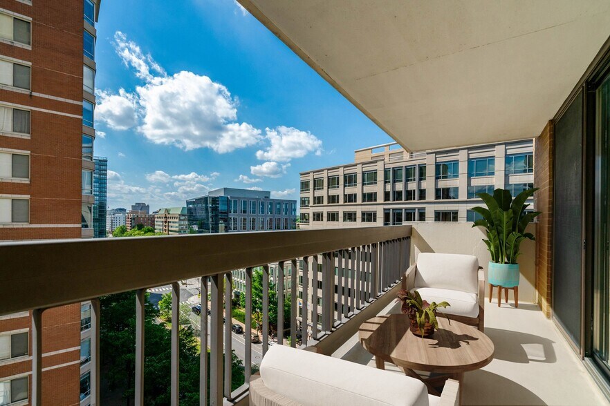 Ultra Private 20 Ft. Balcony - 3800 Fairfax Dr