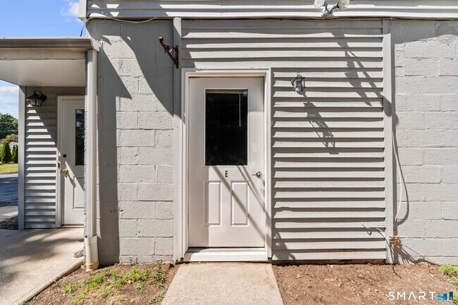 Building Photo - 184 Maple St