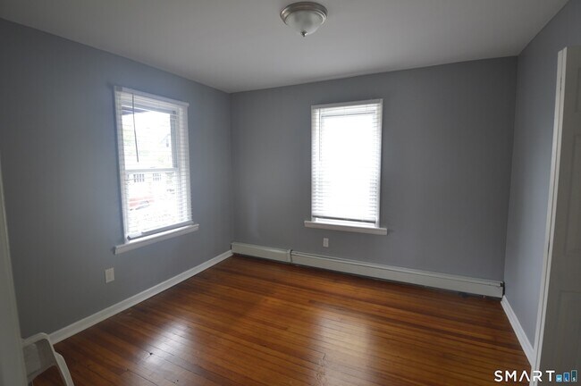 Building Photo - 807 Brewster St