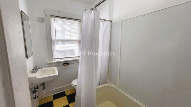 Building Photo - Vintage 1 BD | 1 BA End Unit - Hawthorne B...