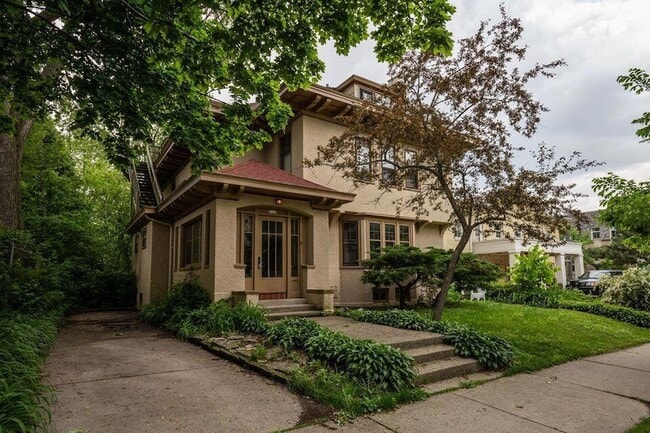Primary Photo - 2119 E Kenilworth Pl