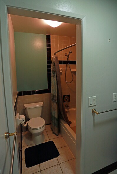 Building Photo - 530 Zircon Way