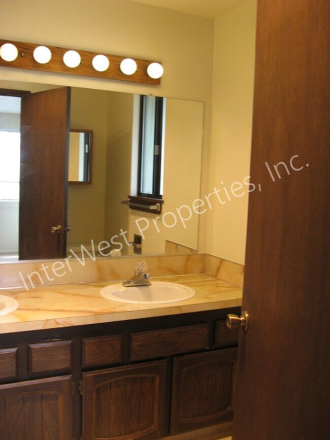 Building Photo - Ranch-Style Home in Beaverton with Fenced ...