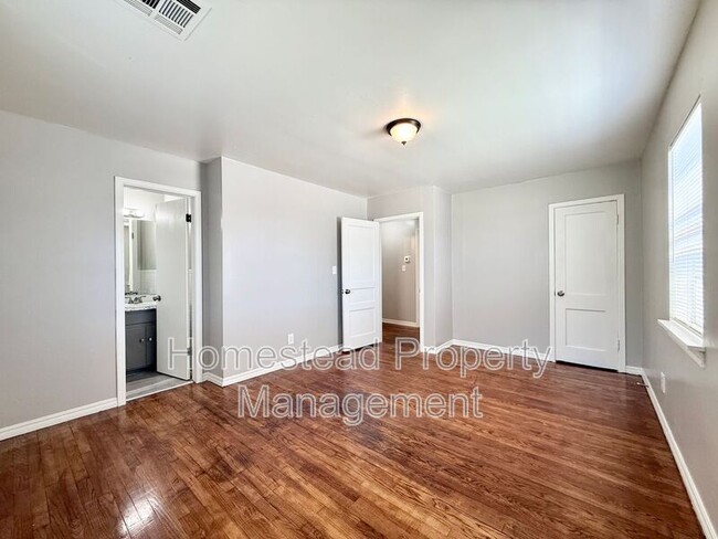 Building Photo - 1724 E Park Pl
