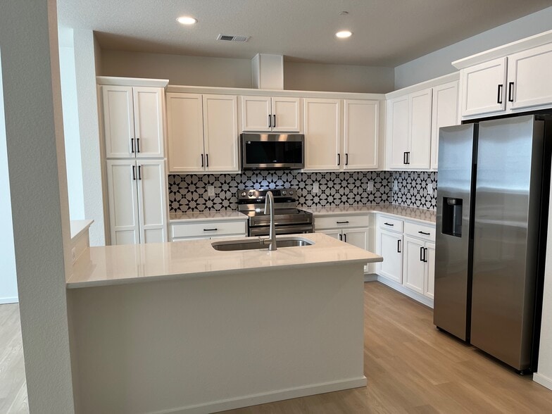 Kitchen - 5030 McKinnon Ct