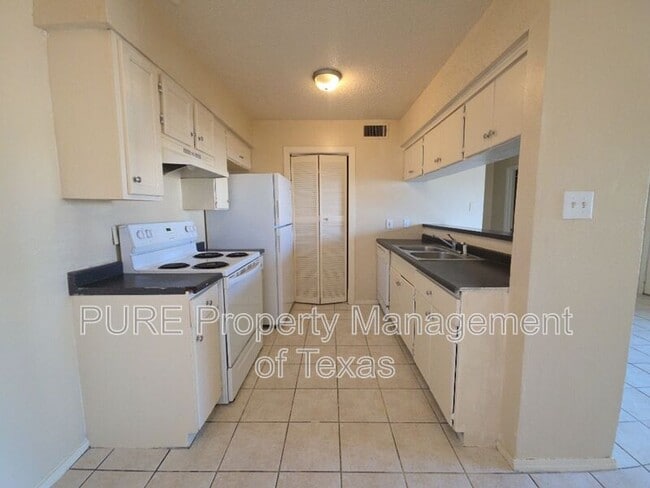 Building Photo - 5808 Wellington Dr