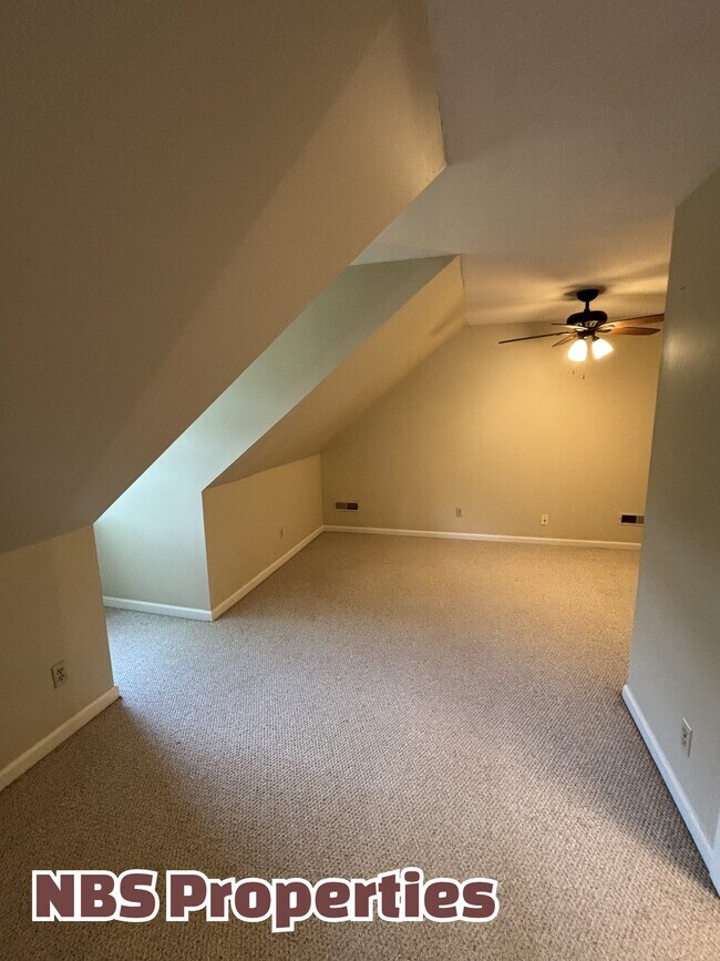 Building Photo - 7404 Foxglove Ln