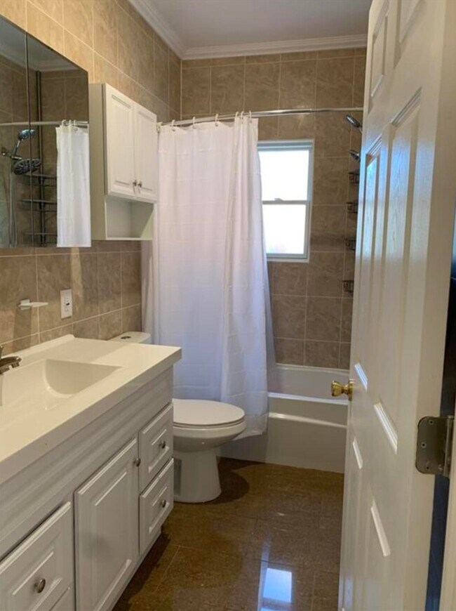 Building Photo - 86 Oak St