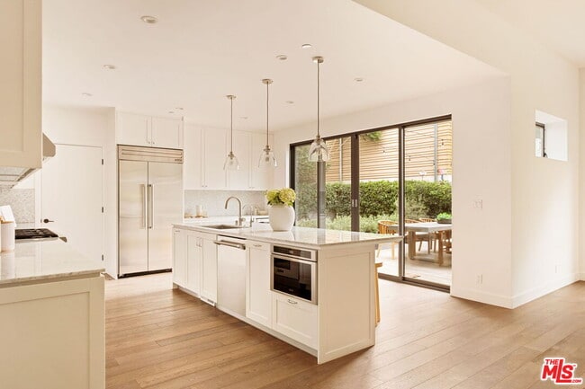 Building Photo - 1023 Superba Ave