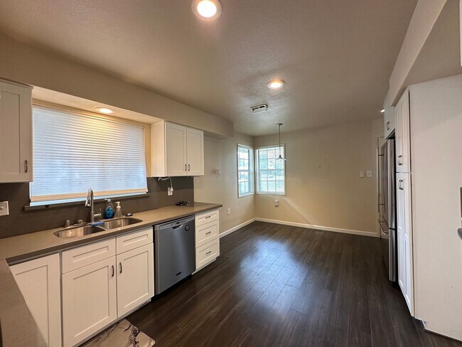 Building Photo - Upgraded Three Bedroom Duplex!