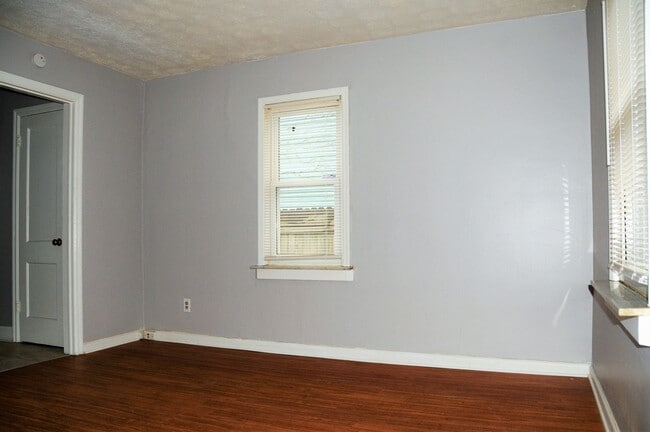 Building Photo - 926 S Harris Ave