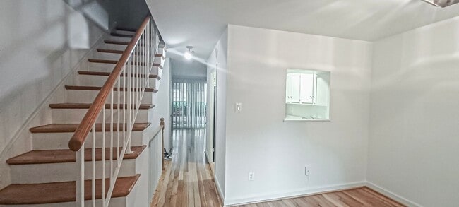 Building Photo - Sunlit 2 Bed 1 Bath, 3 Level Townhome in S...