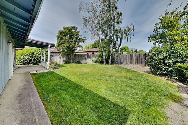 Building Photo - Halfplex with yard in South Land Park