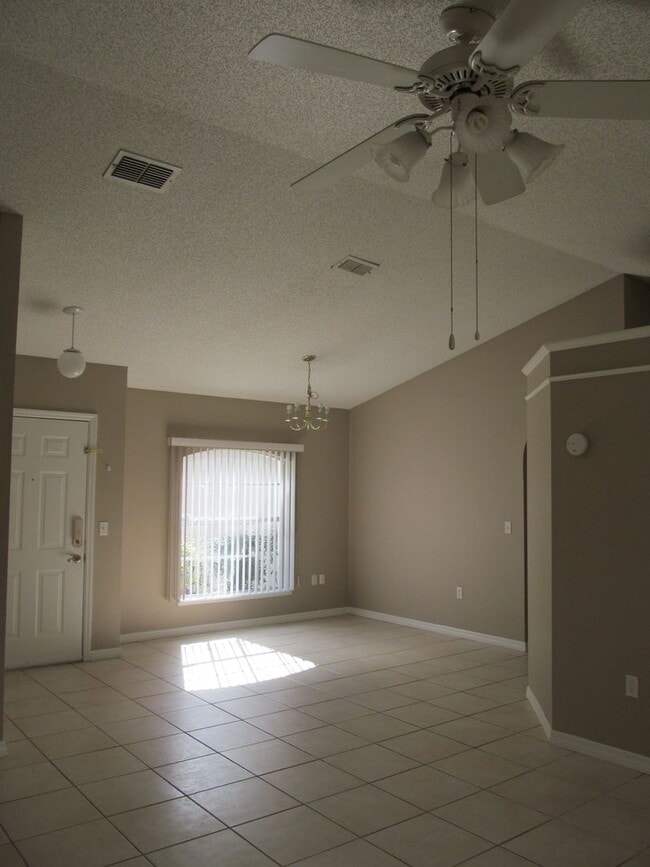 Building Photo - UCF Area - 1 bedroom