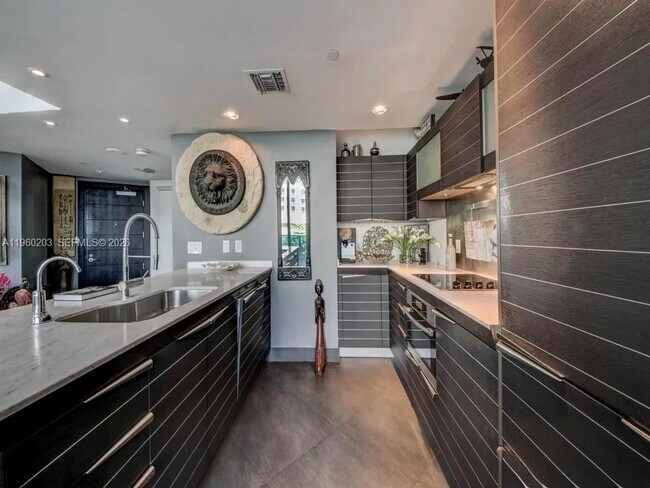 Building Photo - 200 Biscayne Blvd Way