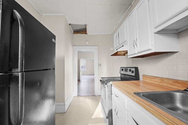 Building Photo - 131 W 13th St