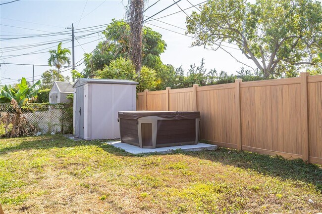 Building Photo - 1510 Normandy Dr