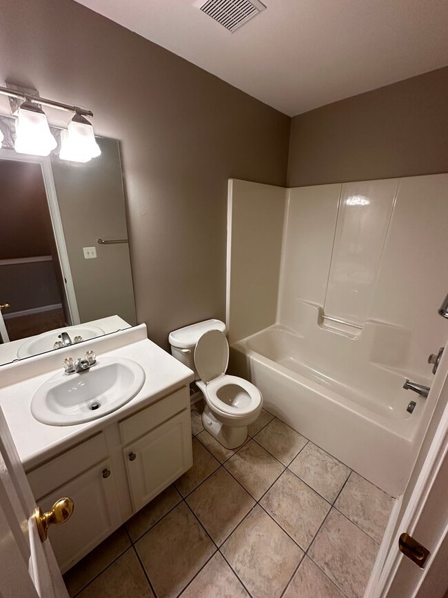 Building Photo - North Raleigh Location! End-Unit Townhouse...