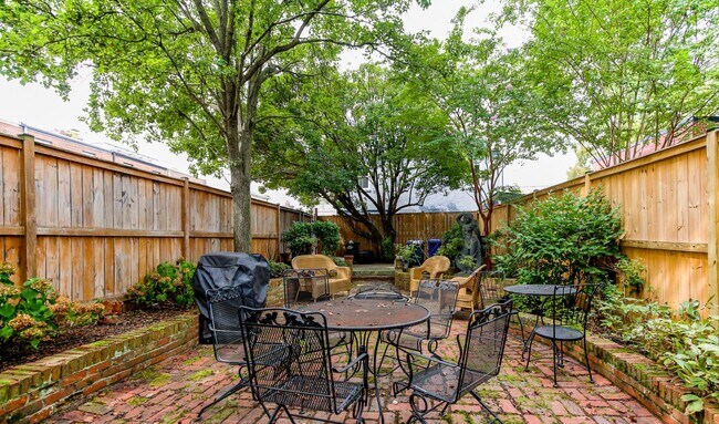 Building Photo - Classic Capitol End-Unit Hill Rowhome