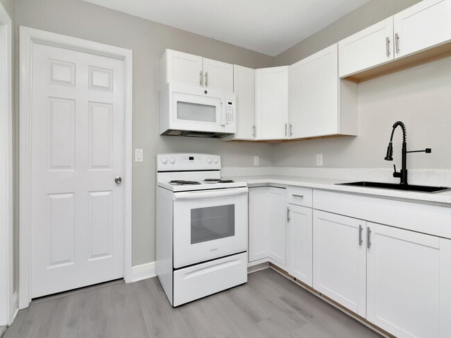 Building Photo - Stunning Fully Renovated 3BR/2BA Unit | Move-In Ready