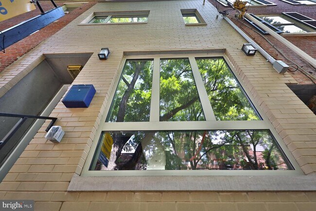 Building Photo - 725 S 6th St