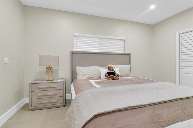 Building Photo - 319 S Riverside Dr