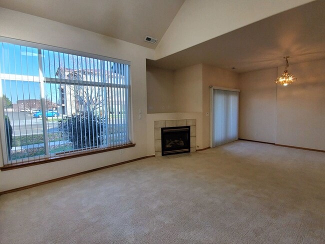 Building Photo - 427 Columbia Point Dr