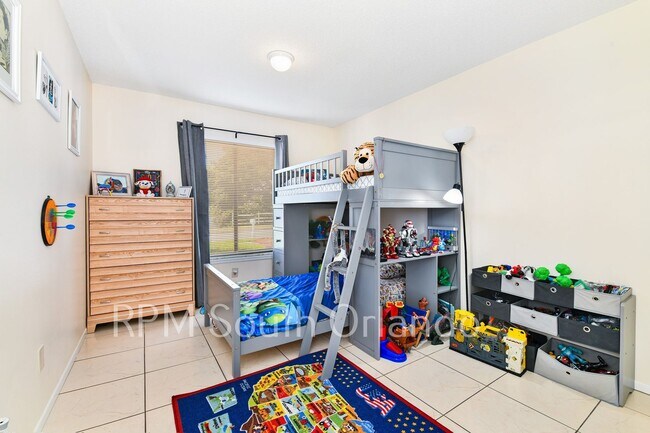 Building Photo - 4 Bedroom, 2 bathroom, 2 car garage, pool, backyard, close to Universal Studios and International...