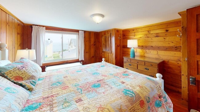 Building Photo - Winter Rental Only. Single Family Available: September 1 to April 30th - May 15th
