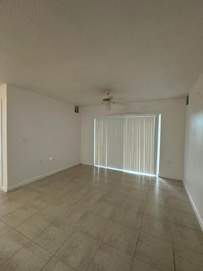 Building Photo - 301 SW Palm Dr