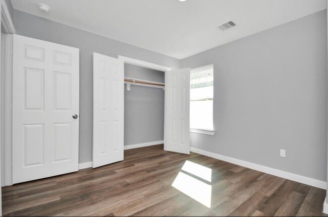 Building Photo - For Lease | 3 Bed, 2 Bath | 1,150 Sq Ft | Warwick Place |