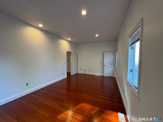 Building Photo - 108 Comstock Hill Ave