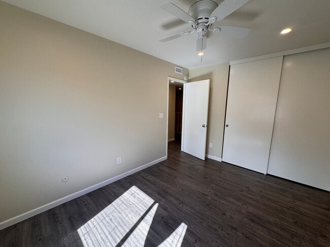 Building Photo - Spacious 4-Bedroom Townhome in Prime Clair...