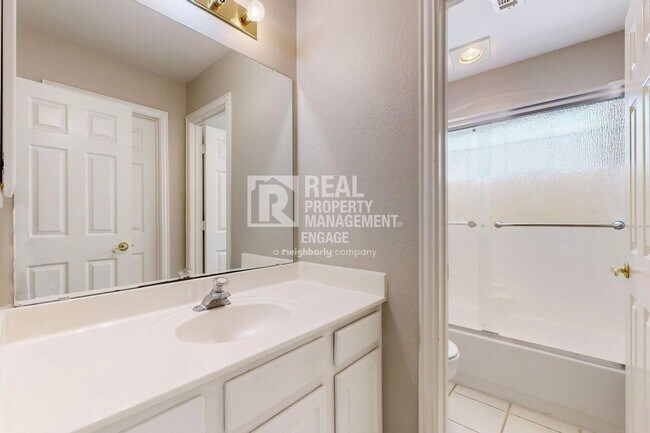 Building Photo - Elegant 5-Bedroom Home for Rent in Prime C...