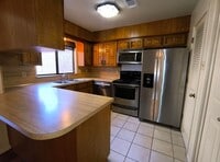 Building Photo - 2 bed/2 bath home in a great location, AVAILABLE NOW!