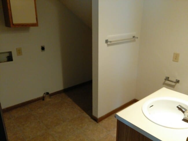 Building Photo - Great 2 Bed 2 Bath 1 Car Garage Split Level Duplex