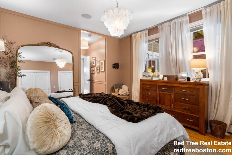 Building Photo - 687 E 6th St