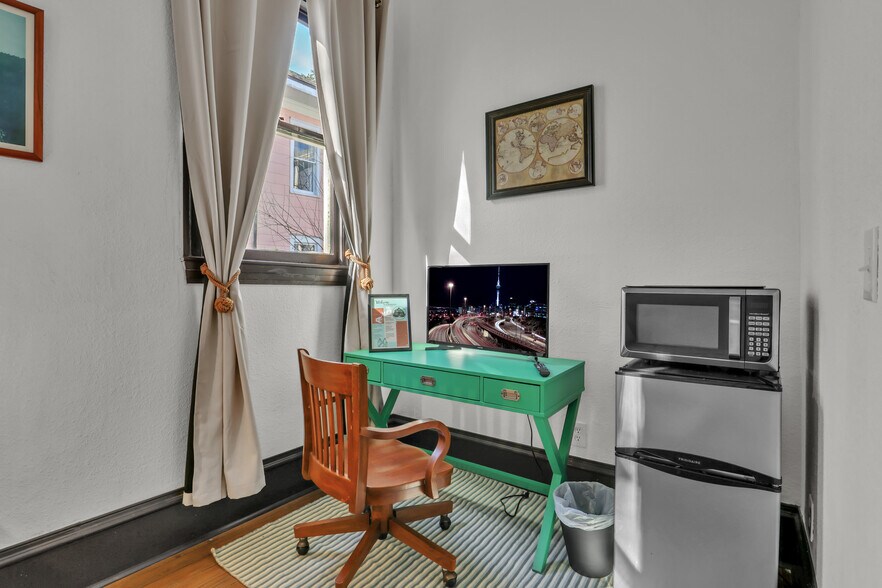 Room 2 Work space - 51 E 4th St