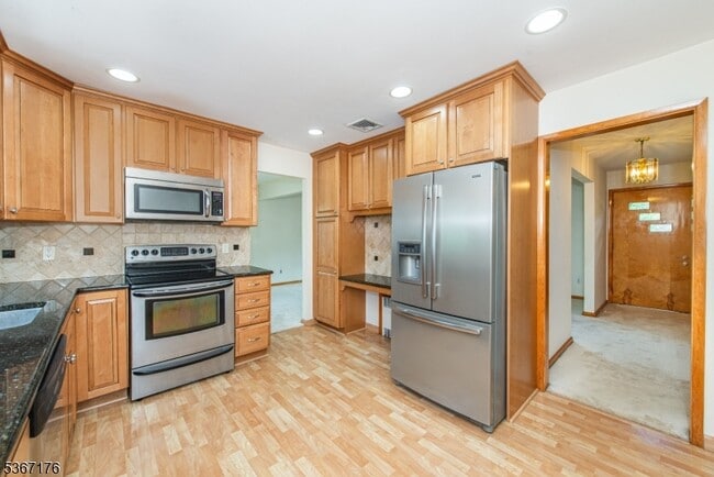 Building Photo - 3 Greenridge Dr