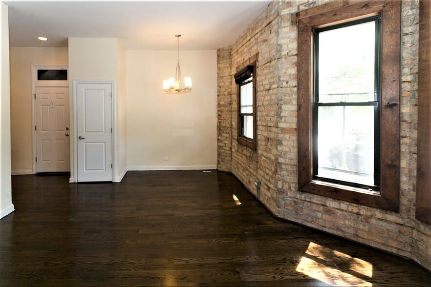 Building Photo - 1758 W Montrose Ave