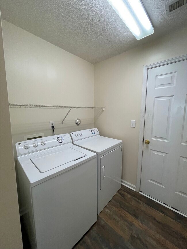 Building Photo - 511 N Water's Edge Dr