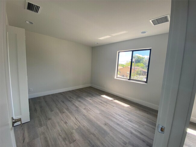 Building Photo - 5613-5615 Polk St