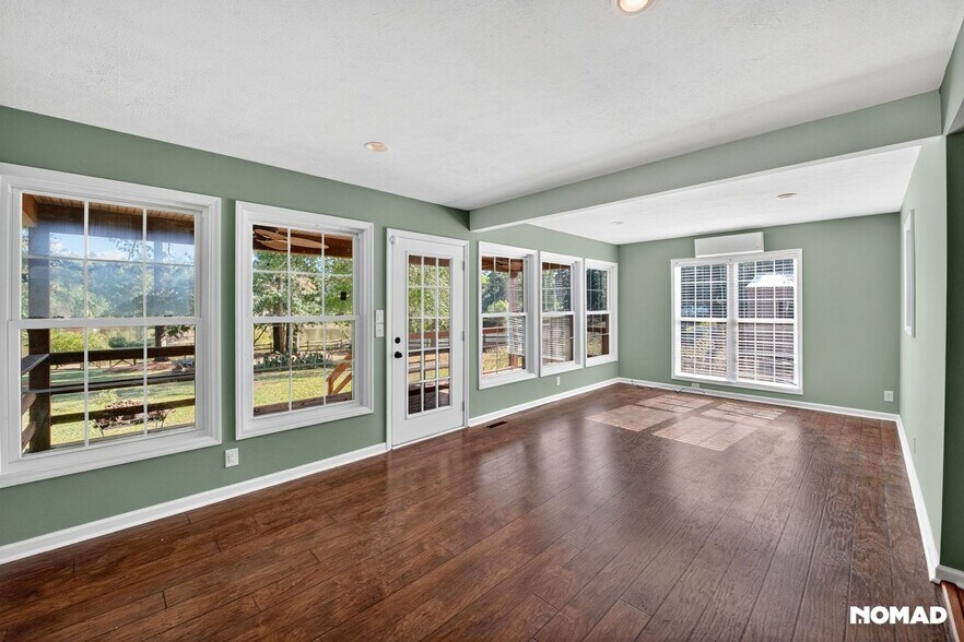 Building Photo - 124 Pinesage Dr