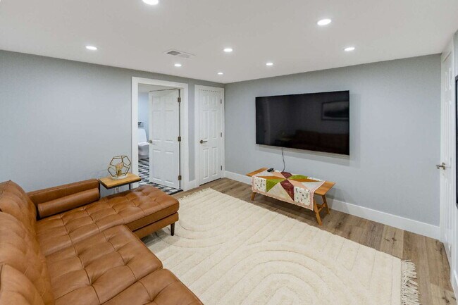 Building Photo - Spacious 4-Bedroom Home with Modern Amenit...