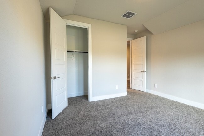 Building Photo - 2010 Bluff Oak Ct