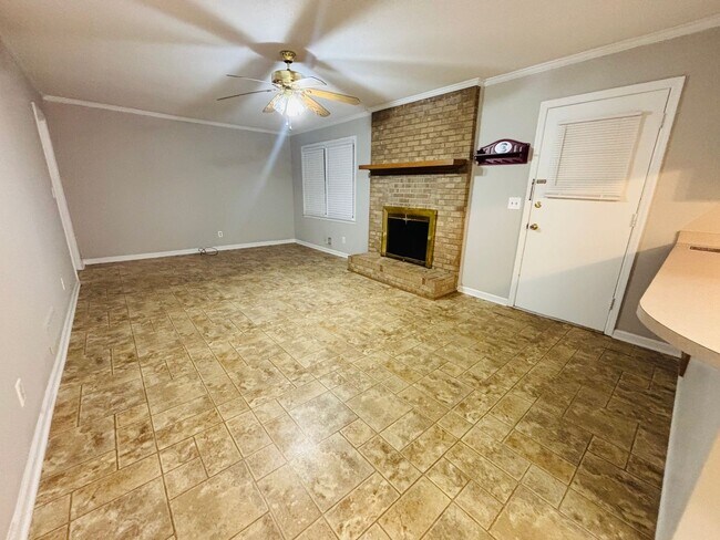 Building Photo - Move-In Ready Ranch in the Heart of Elgin!